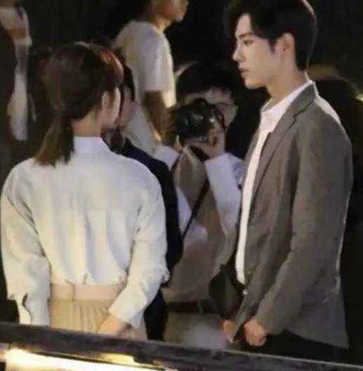 杨紫|肖战与杨紫合照时扮鬼脸，斗鸡眼表情太搞笑