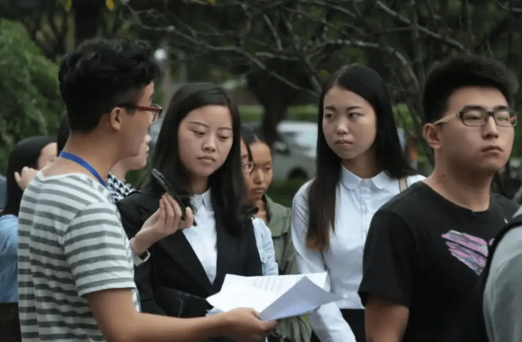 |女大学生从设计院辞职后,选择的工作令人不解,本人称只是过渡