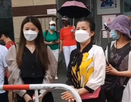 开封40度高温下,上千网友在法庭外守候许敏,云昊现场遭遇碰瓷?