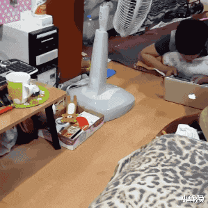 “看了兄弟的婚纱照,再看看旁边的伴娘,突然感觉哪里不对劲...”