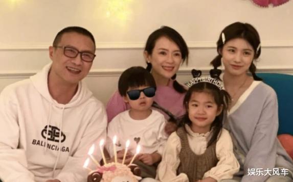 章子怡|章子怡一家五口海南过年,与人拼桌吃平价火锅,汪峰头顶秃一大块