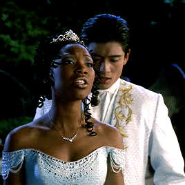 迪士尼|迪士尼24年前让黑人演灰姑娘，服装精美珠宝奢华，就是水晶鞋太丑 。