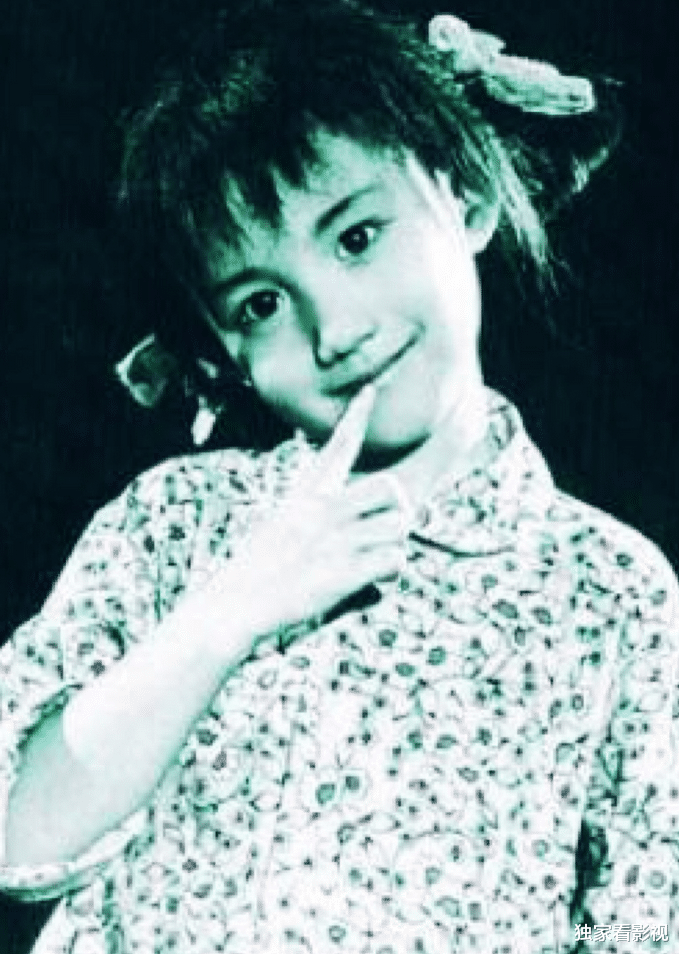 黄磊|黄磊三胎儿子露正脸，单眼皮、性格安静神似二姐，一家五口高颜值