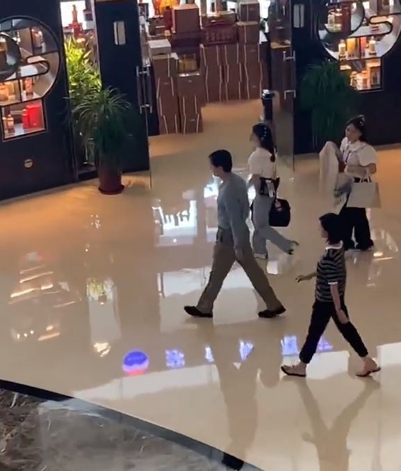 胡歌|《县委大院》路透,胡歌满脸疲惫状态差,万茜身材瘦小造型成熟