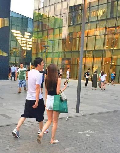 王思聪|王思聪:自认为一线明星,却在上海外滩五号被外卖小哥无视很尴尬