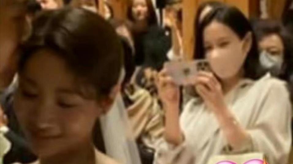 孙艺珍|40岁孙艺珍挺孕肚参加婚礼，拍照送祝福，肚里宝宝出道即颜值巅峰