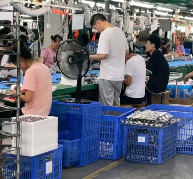 机器人|00后电子厂打工真实记录:只有像机器人一样活着才不会累