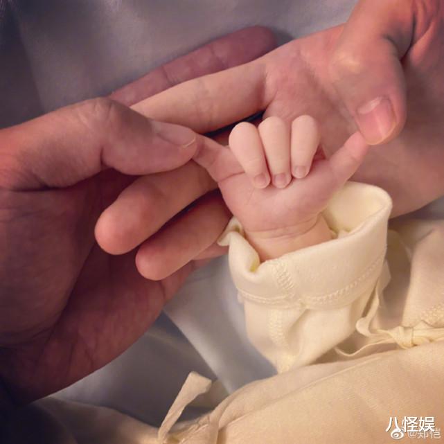 苗苗|郑恺晒全家福官宣苗苗二胎产子，结婚2年儿女双全，超幸福