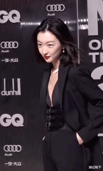 周冬雨|周冬雨西装现身霸气十足,换个造型如换脸堪称逆袭,气质太绝了!