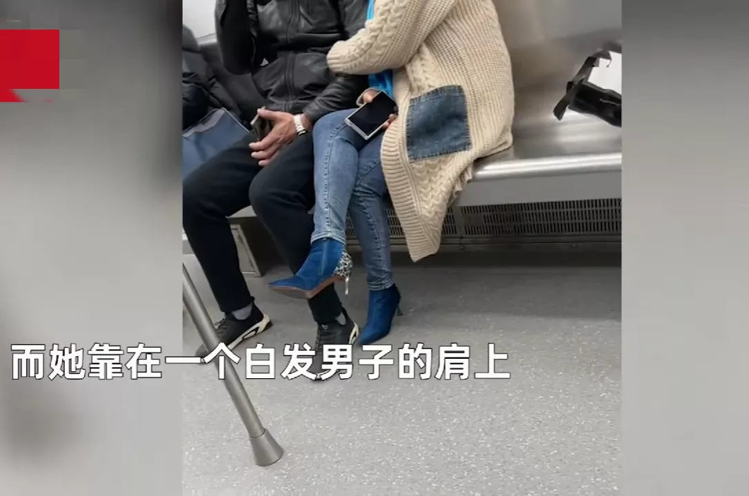 江西,一男子疯狂宠妻33年,与妻子结伴坐地铁被误会是父女。