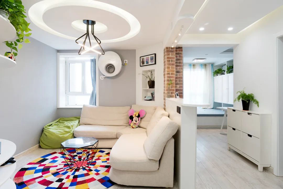 晒晒13万装修的55平小户型,这弧形电视墙,很多人就没见过