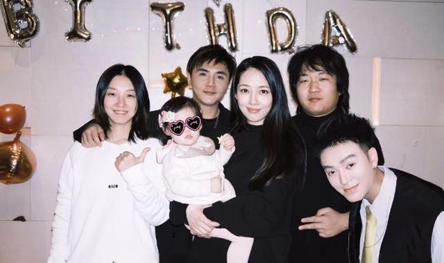 郭碧婷|郭碧婷约好友一起庆生，怀抱女儿画面温馨，小奶皇曝正脸超可爱