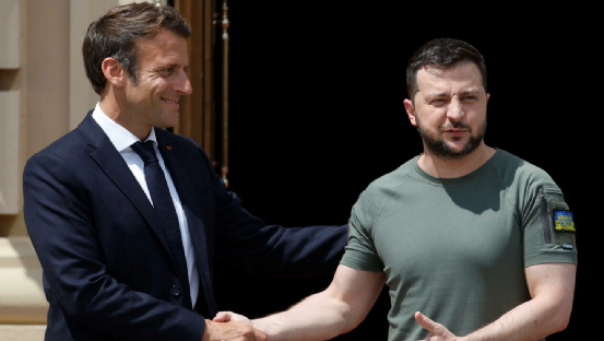 泽连斯基|小马哥和泽连斯基拥抱一幕引热议，网友：小泽幽怨的表情出卖了一切