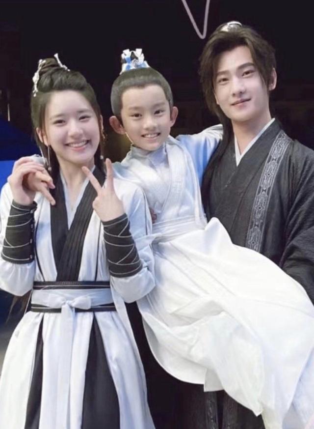 杨洋|网爆杨洋、赵露思新年一起吃饭见家长？3个恋爱证据被扒，掀热议