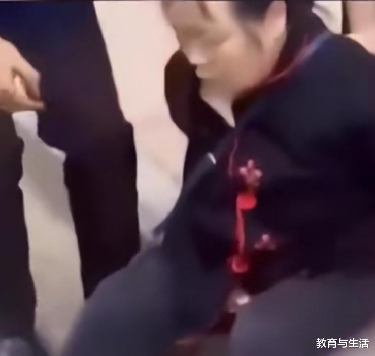 疫情防控期间大妈强硬拒戴口罩被铐:警察打人了