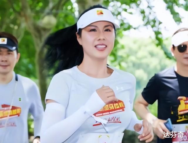 张天爱|上梁不正下梁歪，郑爽人生悲剧的始作俑者，是她亲妈