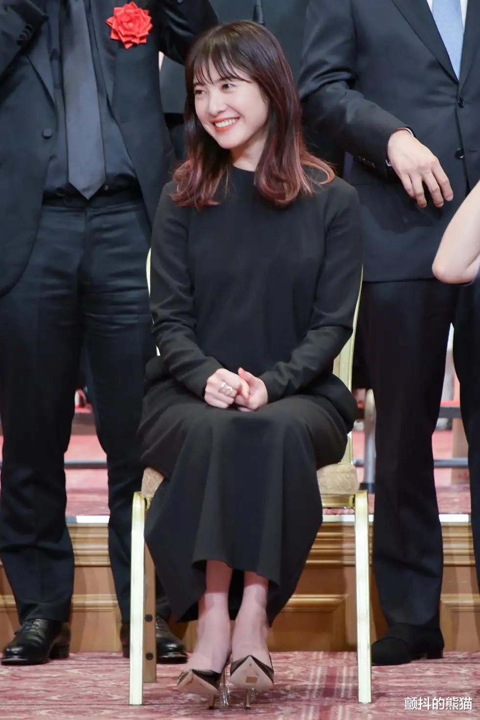 吉高由里子|吉高由里子怎么圆润成这样了？是被前任新欢刺激的吗？