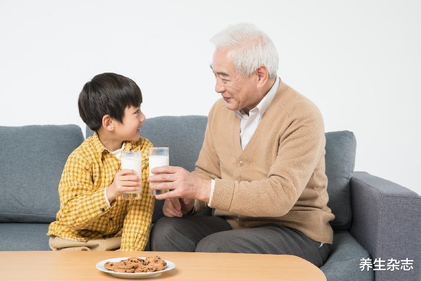 中老年人|中老年人请注意：几种“偷钙”食物要少吃，当心骨头变“脆”，加重疏松