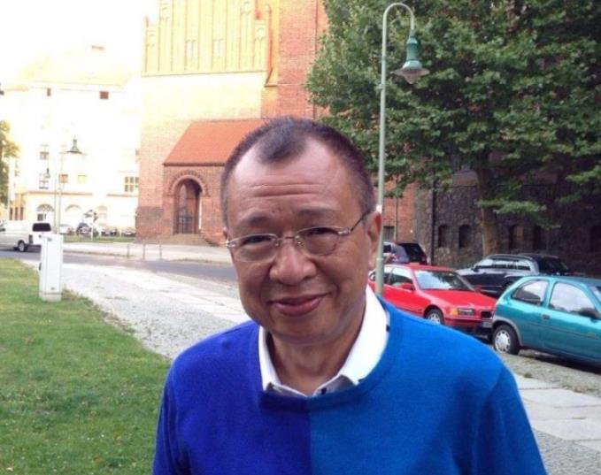 走进许绍雄现实中的家,一家人如今定居新加坡,室内坚持中式装修