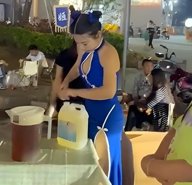 记者实地采访柠檬茶老板娘:穿着性感是为了宣传品牌,父母也支持