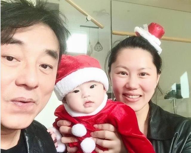 吕方|58岁歌王吕方复出，与小16岁富婆妻子很恩爱，女儿长得很像他