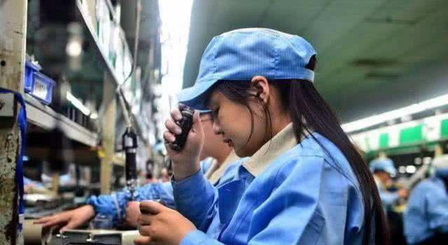 成都夫妻卖水果时3岁女儿被拐,苦寻24年后得知,孩子一直在老家