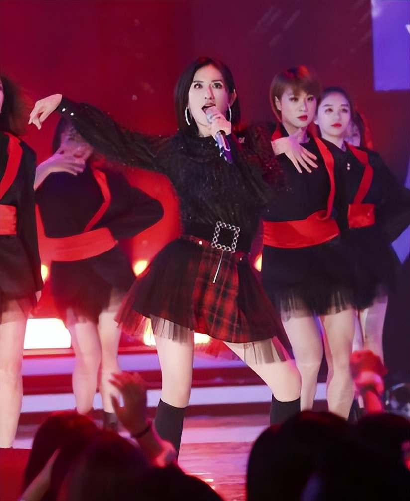 谢娜|吴昕带何炅上热搜，谢娜资源降级主持《浪姐》，快乐家族物是人非