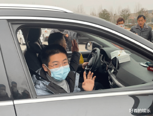 赵本山|孙卓买家二姐开直播,全程不说话眼圈泛红,一脸悲伤地盯着屏幕