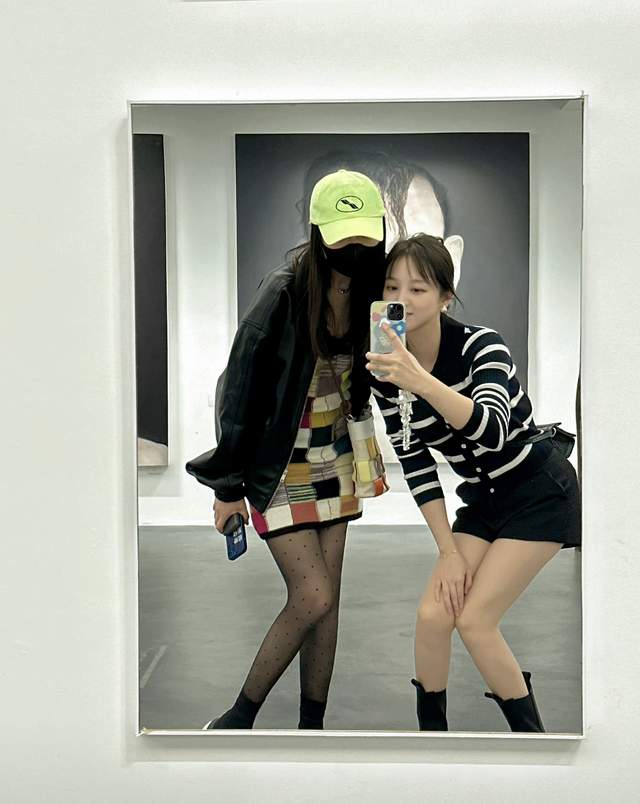 陈意涵|雷佳音老婆晒美照,穿黑丝秀大长腿似超模,10岁女儿身高近一米七