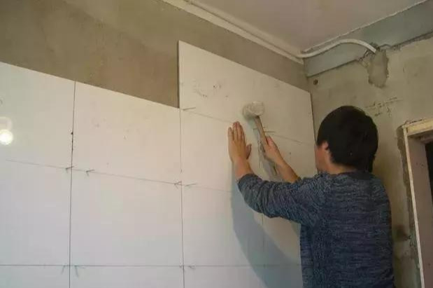 铺瓷砖你家还在“地压墙”吗?内行人现在这么铺,效果漂亮更实用