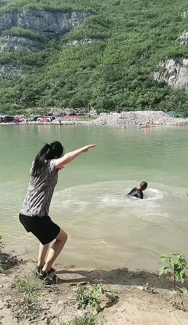 一男子瞒着妻子去钓鱼,妻子发现后把他踹下水:再不知上进就离婚