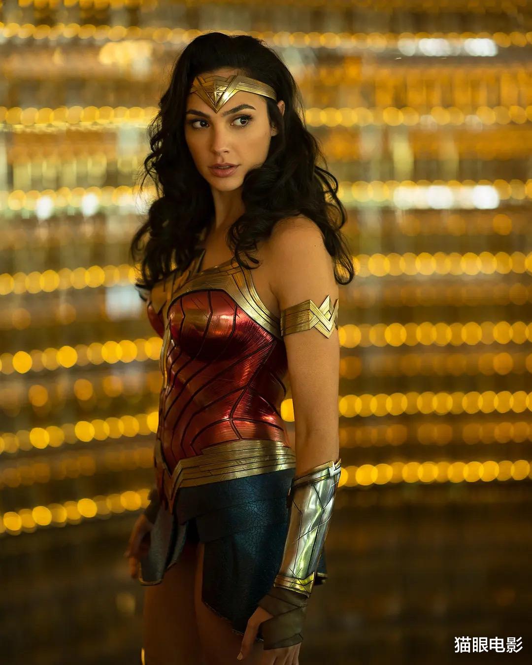 盖尔·加朵|神奇女侠与二代黑寡妇同场联动，加朵造型槽点太多，寡妹有点显老