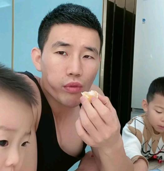 张一山|嘎子：23000的表卖299，张一山代言的，他发信息告诉我价格随便定