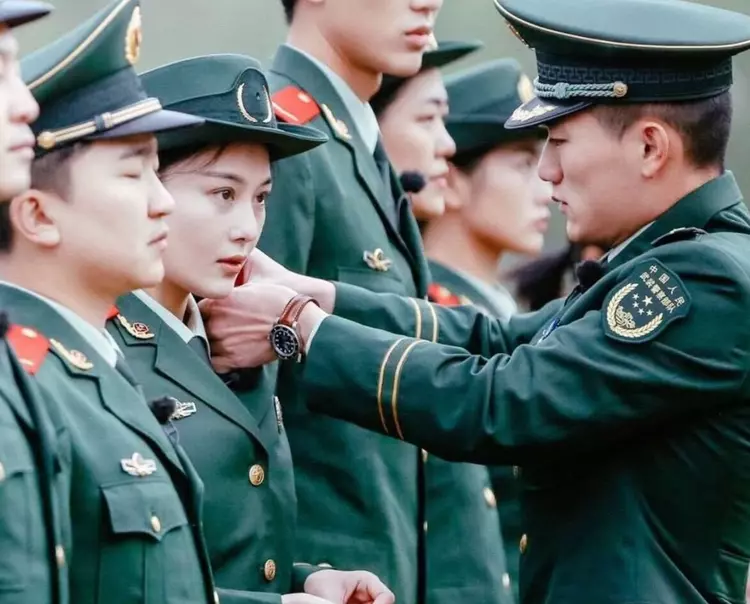 张馨予|张馨予收入六千万,爱上工资五千的何捷,何捷父亲:戏子不适合