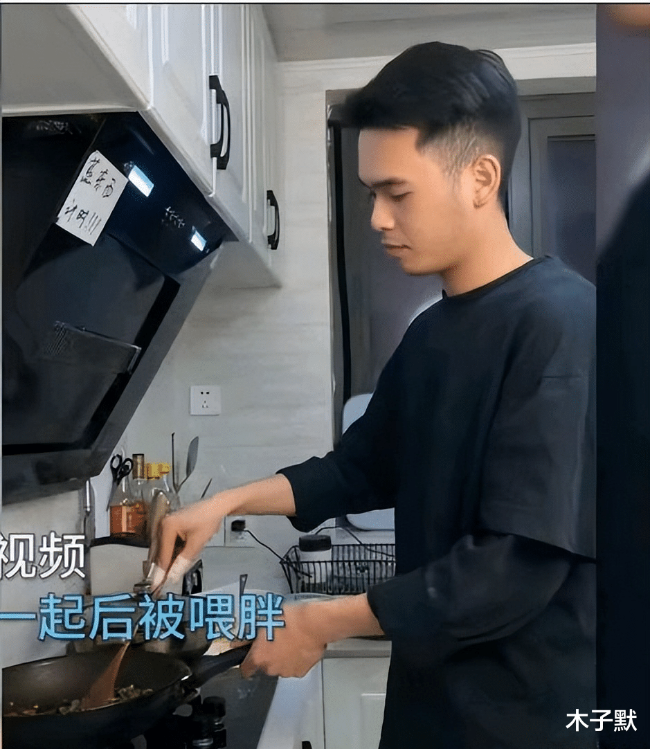 女孩 男朋友把她养胖又带她减肥，世界上最好的情话：我陪着你