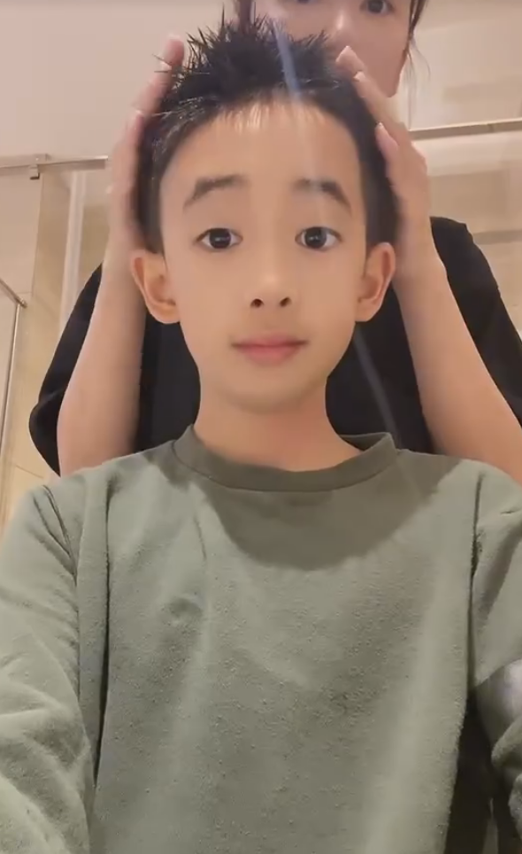应采儿|应采儿分享宅家生活，变身发型师为儿子剪发，Jasper越长越帅