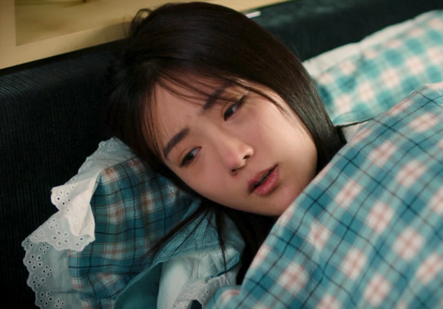 张凯丽|全程摇头晃脑，表情浮夸，张凯丽女儿把“演技炸裂”玩出新花样