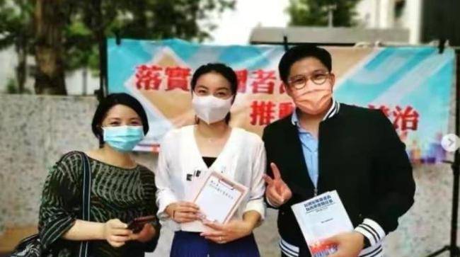 郭晶晶|郭晶晶心疼霍启刚工作忙！陪老公街头做宣传，打扮朴素太接地气