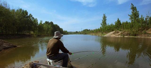 天亮之后|江苏一男子河里夜钓,勾起捆绑成人形的棉被,里面的东西让人意外