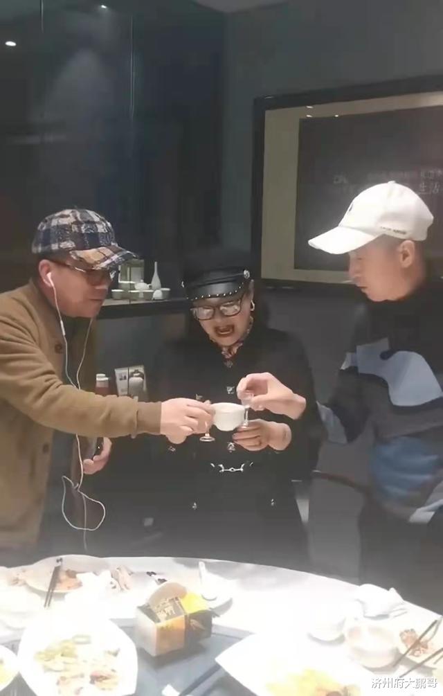 杨议|杨议跟韩兆再次聚会，两个人头上的帽子，格外抢眼