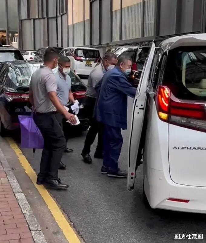 麦当娜|百亿富豪刘銮雄出行阵仗大!因洁癖严重,保镖随行搀扶需用白毛巾