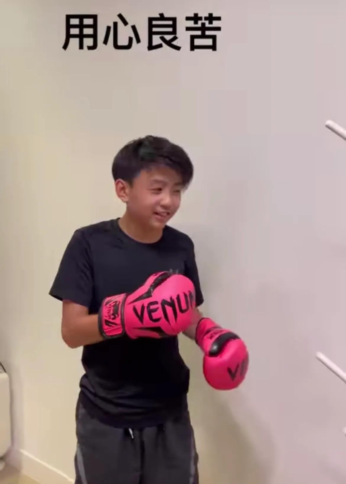 刘晓庆|张柏芝晒二儿子练拳,12岁小Q脸上稚气褪去变帅,跟谢霆锋很像