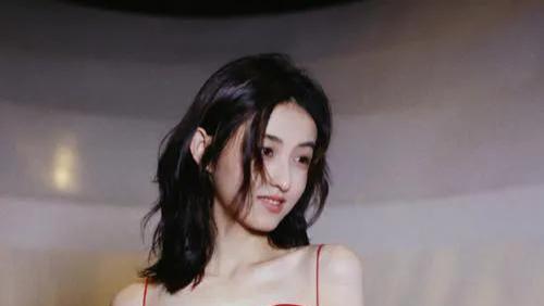 张子枫|周冬雨张子枫穿礼服像小孩，难道小个子明星真的没有时尚感吗？