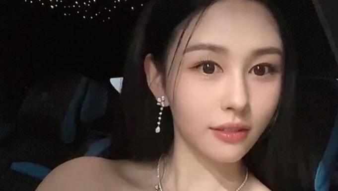 邱淑贞|邱淑贞女儿盛装参加晚宴，与千亿富三代合影心情好，已融入名流圈