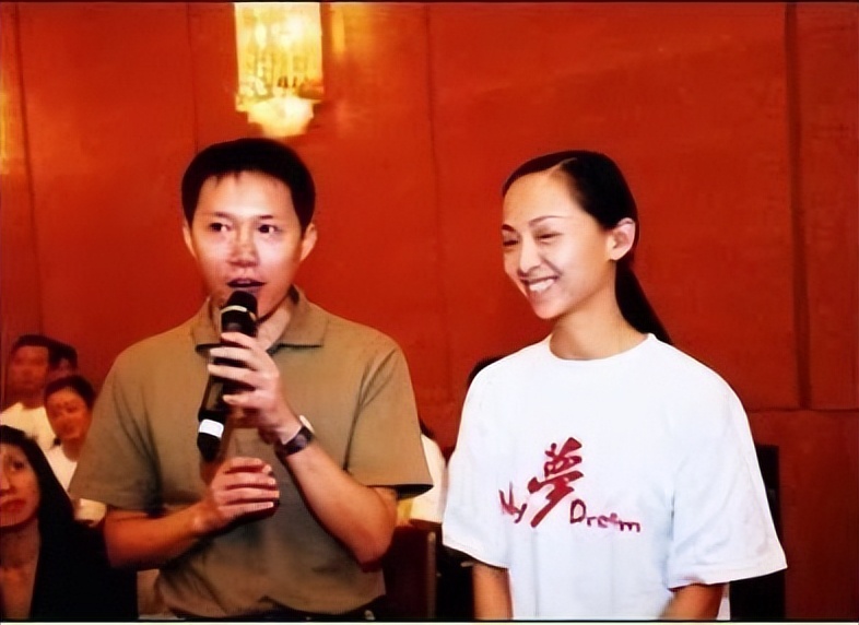 邰丽华|两次拒绝富商,27岁下嫁理工男,“千手观音”邰丽华找到幸福了吗