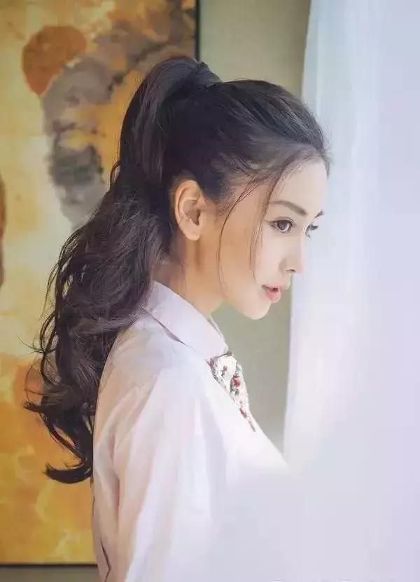 明星 别再披着头发了，太热！4款“明星扎发”快学起来，清凉又时髦