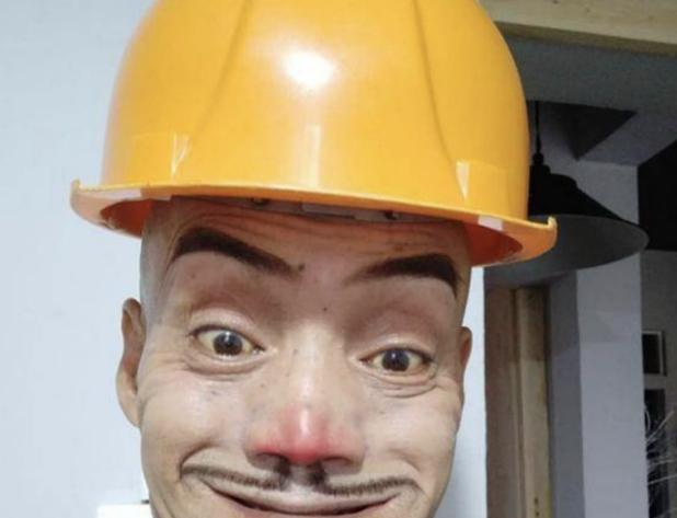 金晨|52岁“光头强”：光环褪去无人问津，卖掉豪车换摩的，娇妻也跑了