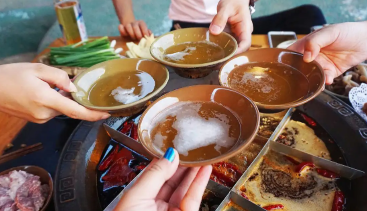 买酒时，发现瓶身有这“2标识”，不管价格多高，都是劣质勾兑酒