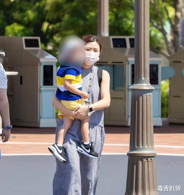 福原爱|福原爱带儿子游迪士尼！穿长裙打扮低调，全程亲自抱娃母爱爆棚
