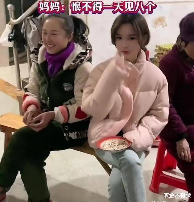 网红姐妹回安徽老家,换身衣服招待相亲对象,沙发上挤满年轻小伙